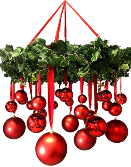 Julkrans med hängade dekor