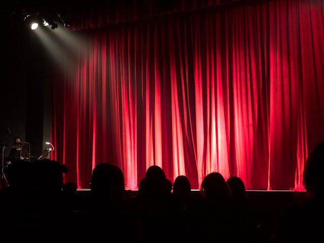 Dekorationer till teater som skapar magiska och unika scenmiljöer från Gillgrens Dekor i Göteborg.