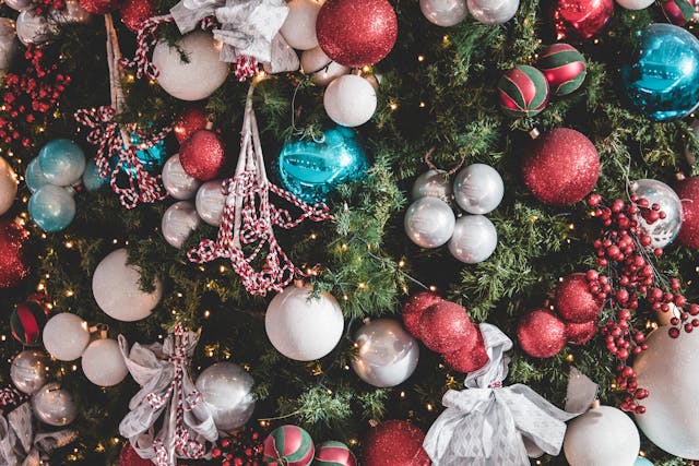 Stora julkransar från Gillgrens Dekor skapar festlig stämning i butik och köpcentrum under julen.