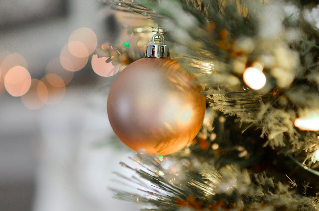 Stora julkulor från Gillgrens Dekor skapar festlig julstämning i butik och köpcentrum.