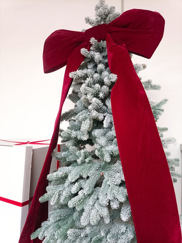 Stor julrosett i rött från Gillgrens Dekor - perfekt juldekoration för butik och skyltfönster