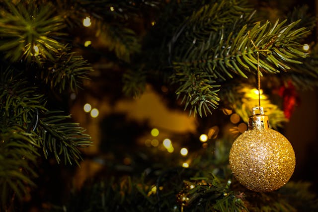 Extra stora julgranskulor från Gillgrens Dekor för butik och offentlig miljö i hållbara material.