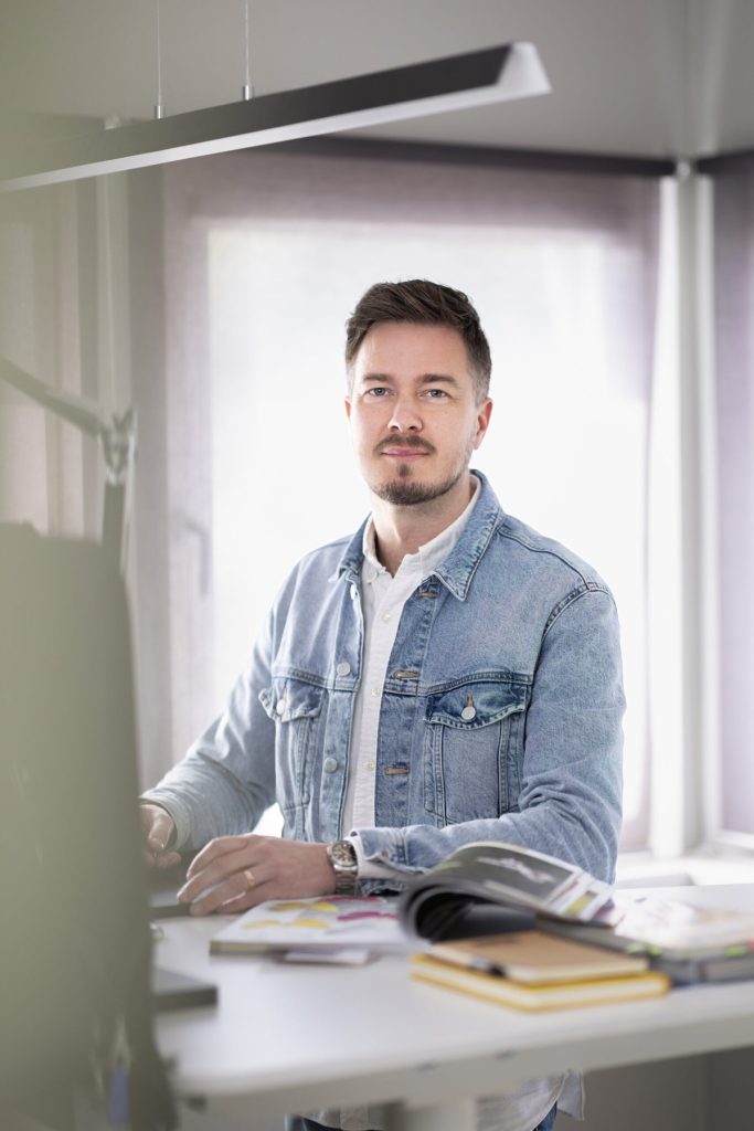 Porträtt av en medarbetare vid sitt skrivbord