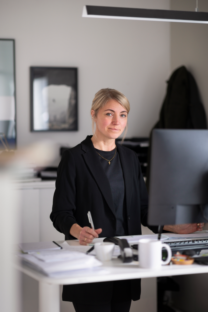 Porträtt av medarbetare vid skrivbord